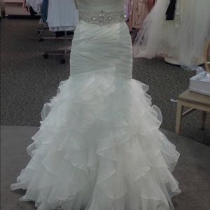Used Stunning Mermaid David’s Bridal Wedding Dress